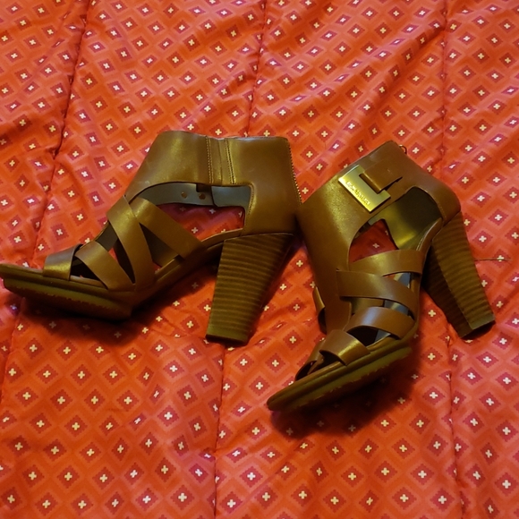Michael Kors tan strappy sandals. Size 7. - Picture 4 of 11